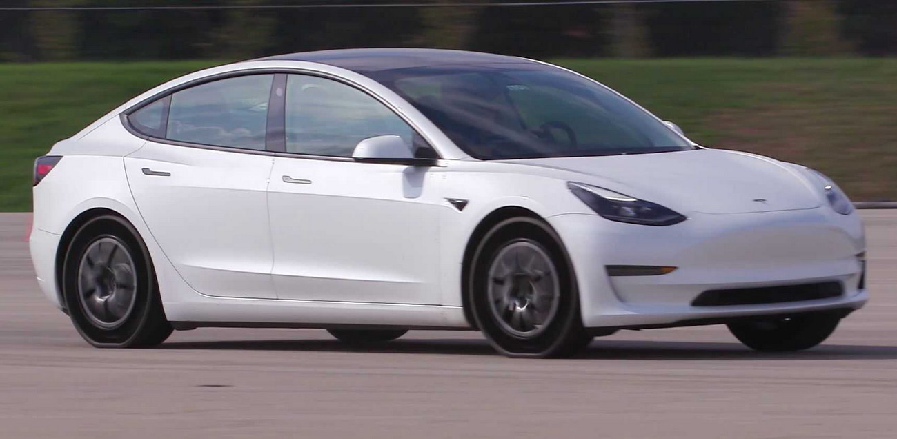 Goodyear тестує Tesla Model 3 з безповітряними шинами